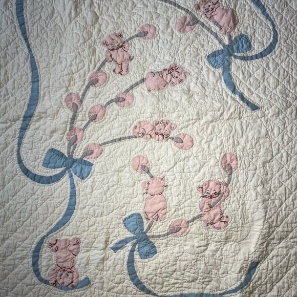 1930-50s PLAYFUL KITTEN APPLIQUÉD & QUILTED BABY BLANKET 37.5” X 51” PINK BORDER - Picture 2 of 12